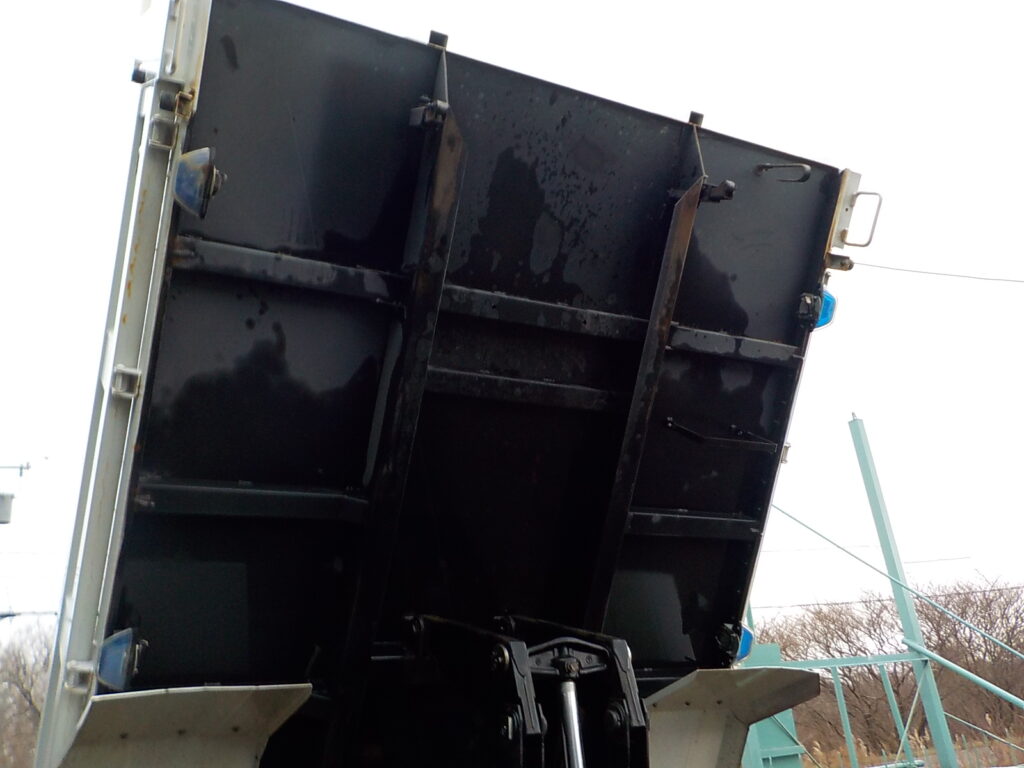 平成２９年式　いすゞ　フォワード　４ｔダンプ　