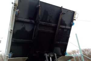 サムネイル: 平成２９年式　いすゞ　フォワード　４ｔダンプ　