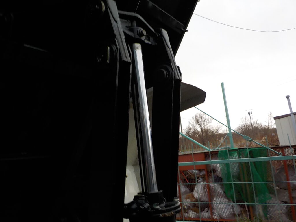 平成２９年式　いすゞ　フォワード　４ｔダンプ　