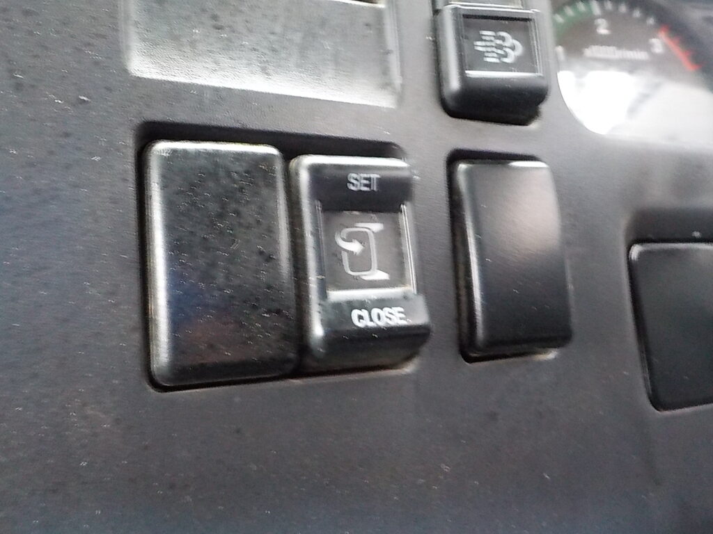 平成２９年式　いすゞ　フォワード　４ｔダンプ　