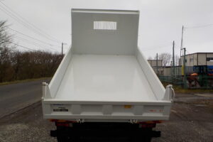 サムネイル: 平成２９年式　いすゞ　フォワード　４ｔダンプ　