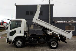 サムネイル: 平成２９年式　いすゞ　フォワード　４ｔダンプ　