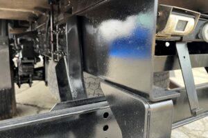 サムネイル: 平成24年　三菱　キャンター　２トン４段クレーンロング　フックイン・ラジコン・バックモニター（車検令和8年10月）