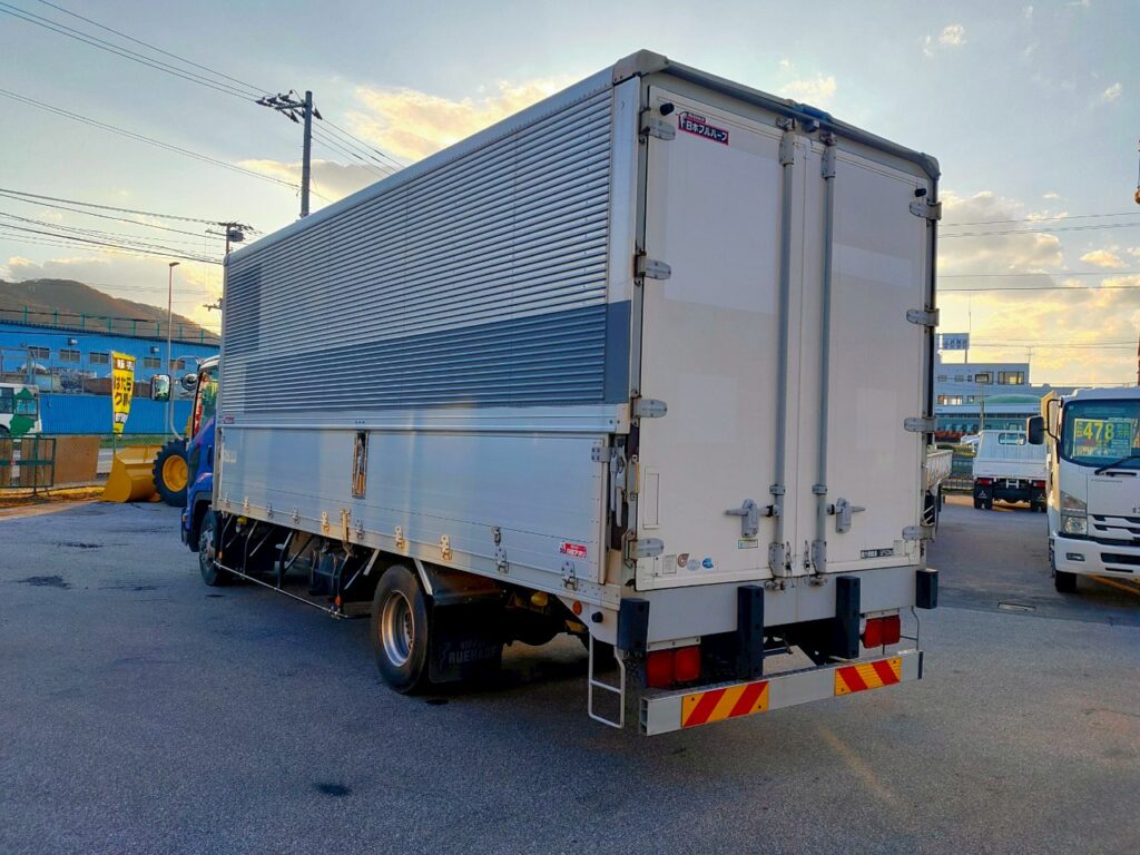 平成23年　フォワード　４トン　アルミウィング　ワイドロング