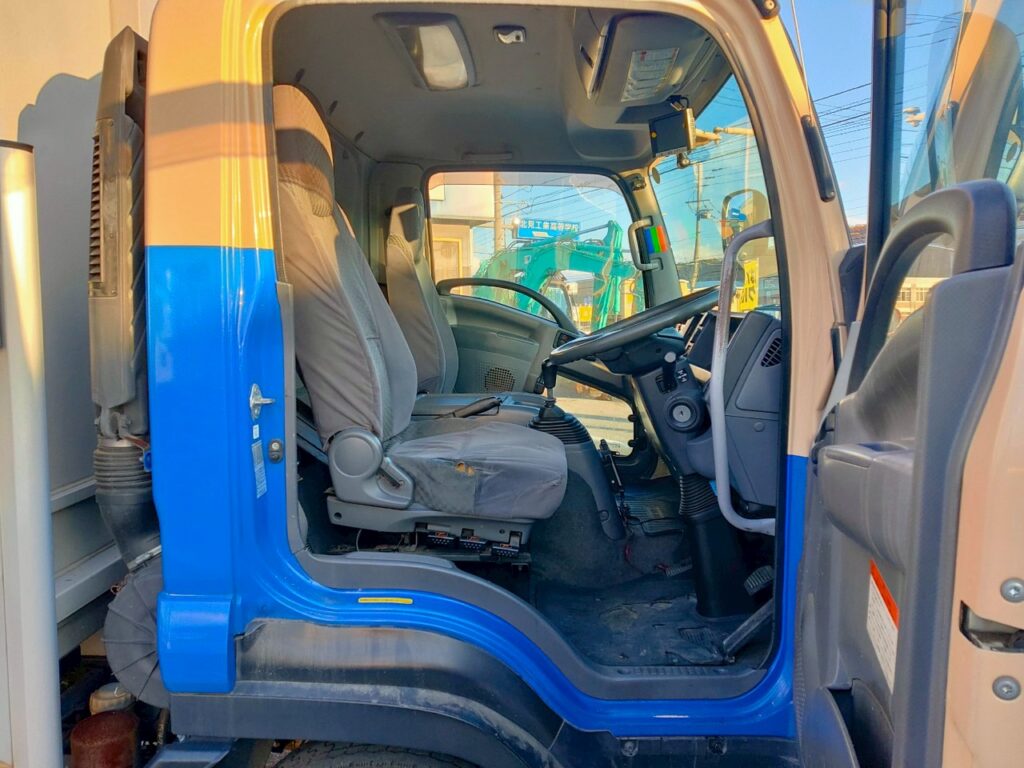 平成23年　フォワード　４トン　アルミウィング　ワイドロング