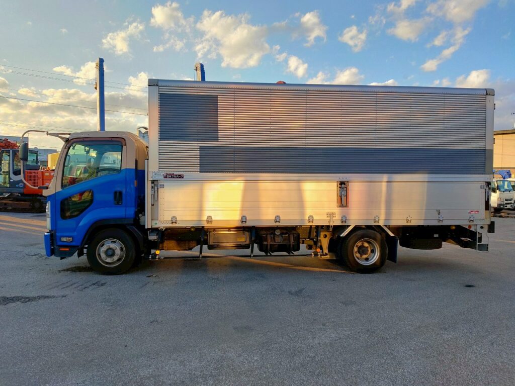 平成23年　フォワード　４トン　アルミウィング　ワイドロング