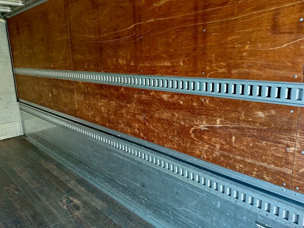 平成23年　フォワード　４トン　アルミウィング　ワイドロング