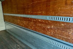 サムネイル: 平成23年　フォワード　４トン　アルミウィング　ワイドロング