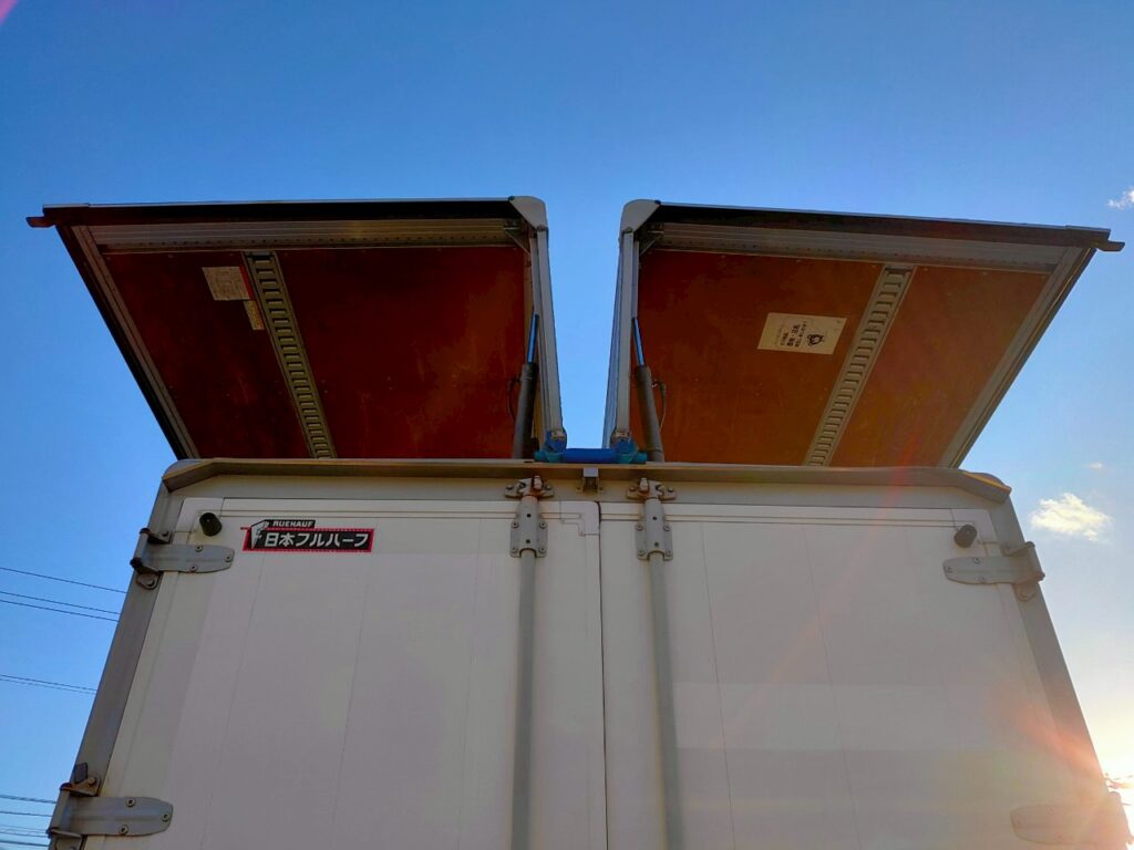 平成23年　フォワード　４トン　アルミウィング　ワイドロング