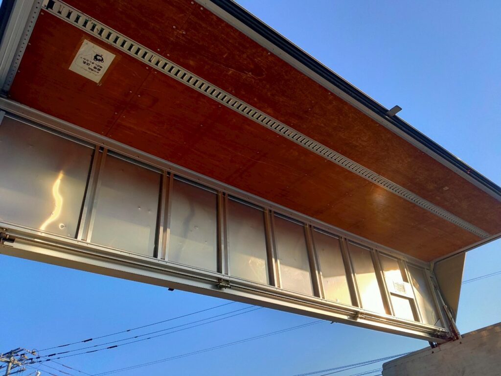 平成23年　フォワード　４トン　アルミウィング　ワイドロング