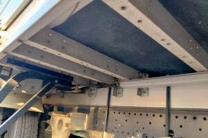 サムネイル: 平成23年　いすゞ　フォワード　４トン　アルミウィング　ワイドロング (車検1年付）