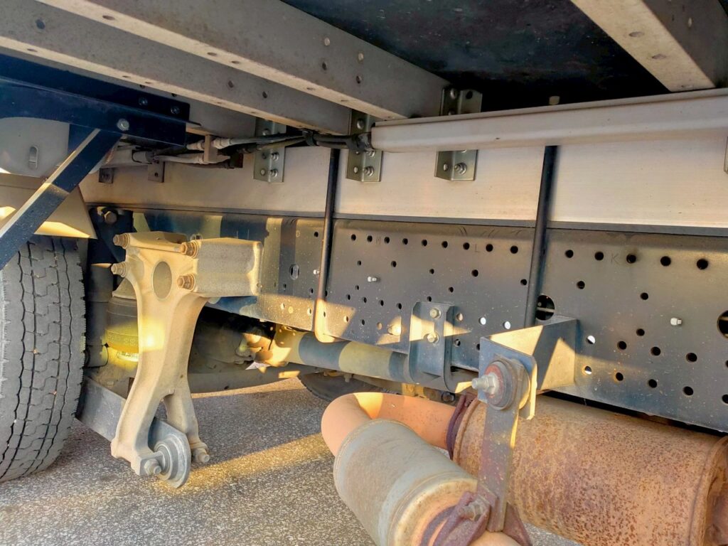 平成23年　フォワード　４トン　アルミウィング　ワイドロング