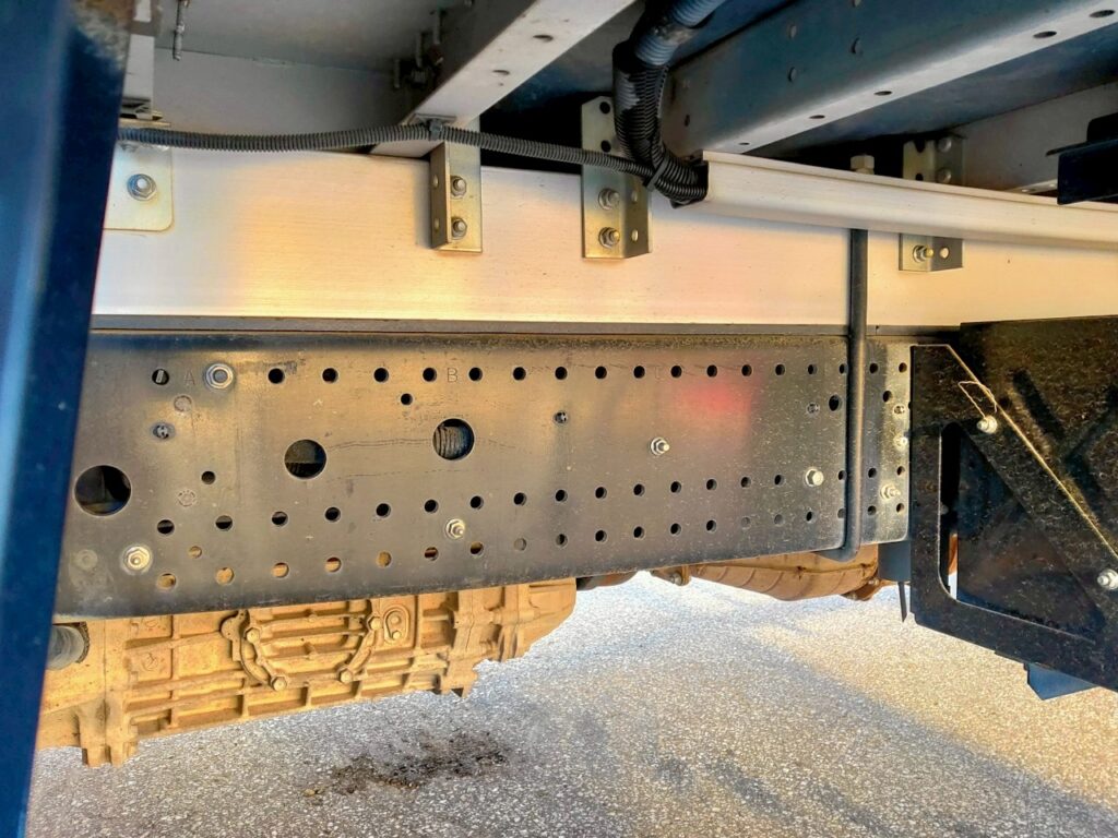 平成23年　フォワード　４トン　アルミウィング　ワイドロング