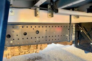 サムネイル: 平成23年　フォワード　４トン　アルミウィング　ワイドロング