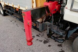 サムネイル: 平成23年式　コンドル増トンクレーン　4段ラジコン　ベッド付き　アルミアオリ