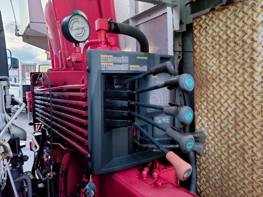 平成23年式　コンドル増トンクレーン　4段ラジコン　ベッド付き　アルミアオリ