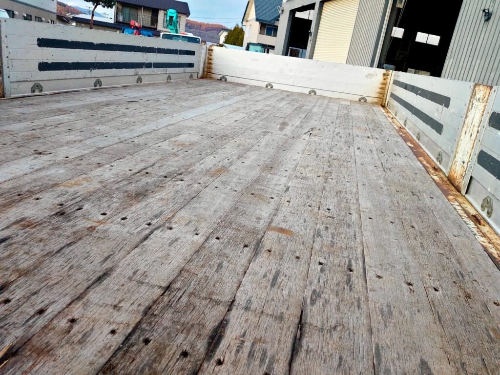 平成23年式　コンドル増トンクレーン　4段ラジコン　ベッド付き　アルミアオリ