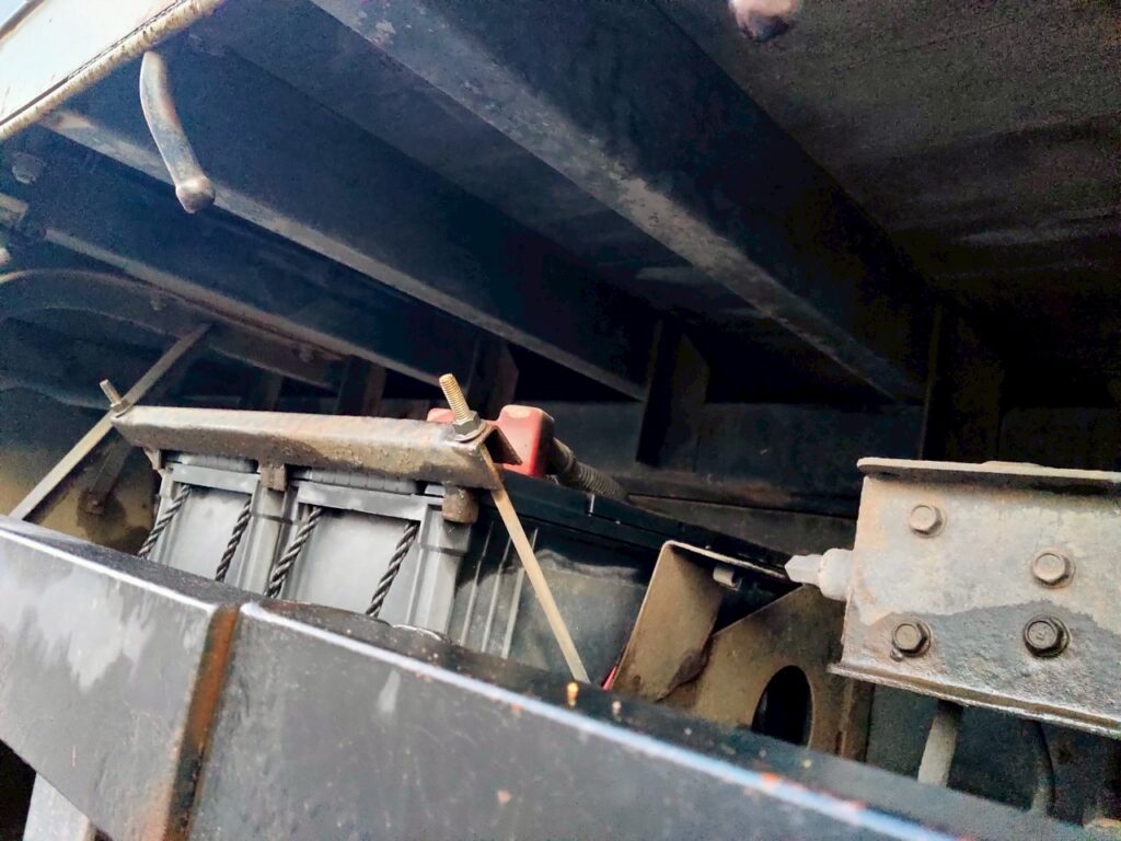 平成23年式　コンドル増トンクレーン　4段ラジコン　ベッド付き　アルミアオリ