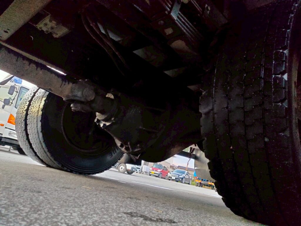 平成23年式　コンドル増トンクレーン　4段ラジコン　ベッド付き　アルミアオリ