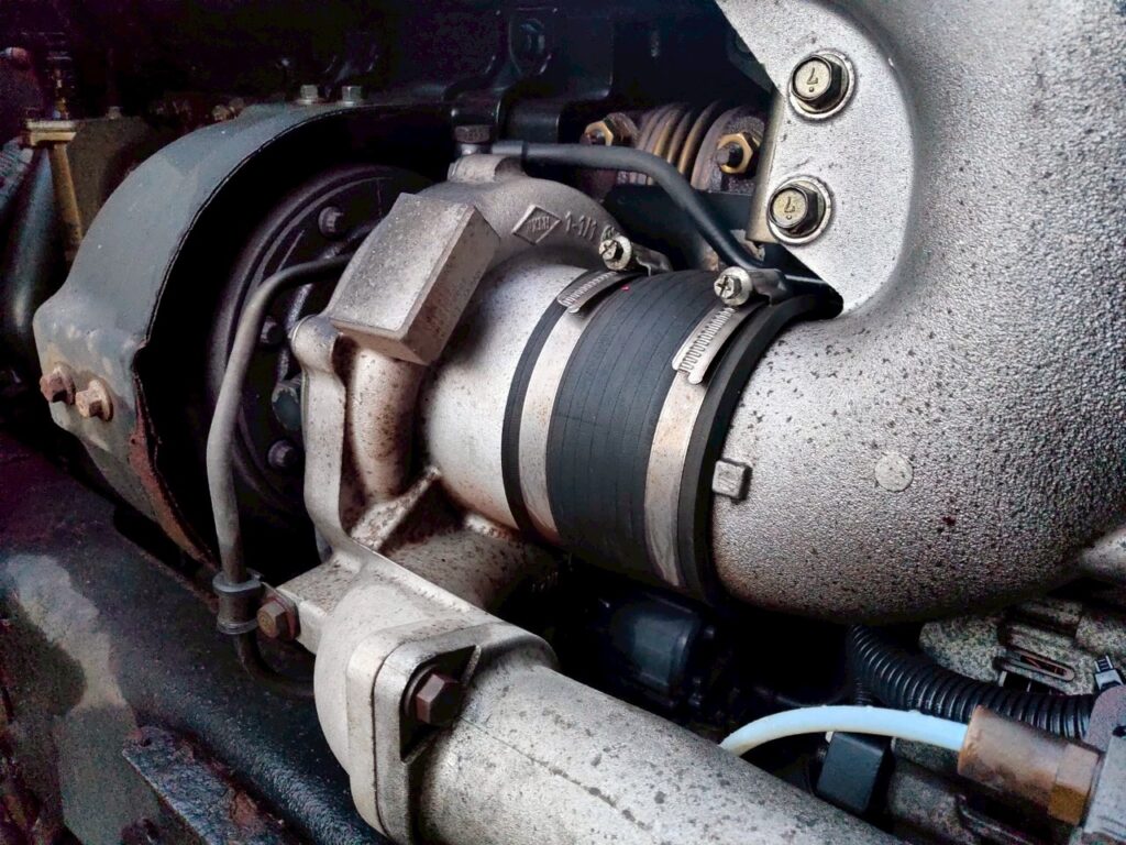 平成23年式　コンドル増トンクレーン　4段ラジコン　ベッド付き　アルミアオリ