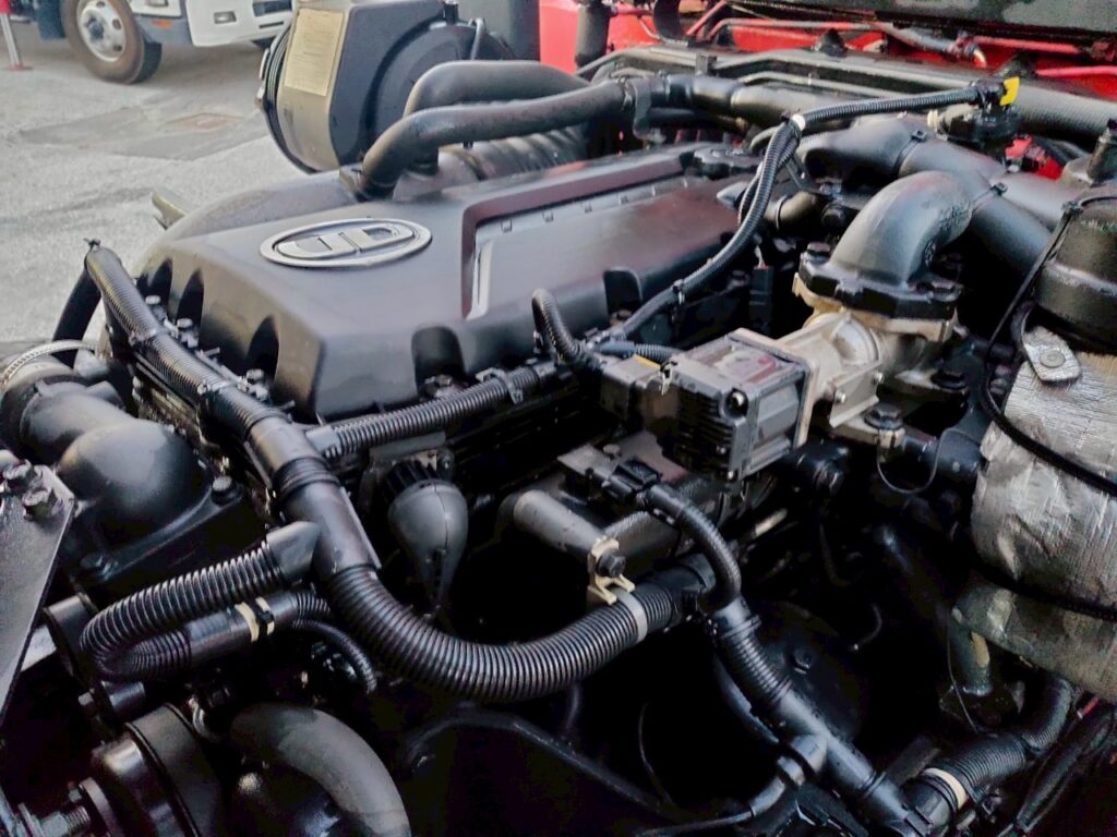 平成23年式　コンドル増トンクレーン　4段ラジコン　ベッド付き　アルミアオリ