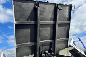 サムネイル: 平成25年　日野　レンジャー　４トンダンプ　電動コボレーン付・荷台塗装済！（車検令和8年10月）