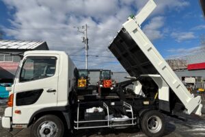サムネイル: 平成25年　日野　レンジャー　４トンダンプ　電動コボレーン付・荷台塗装済！（車検令和8年10月）