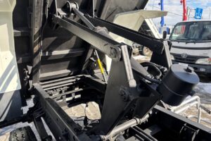 サムネイル: 平成25年　日野　レンジャー　４トンダンプ　電動コボレーン付・荷台塗装済！（車検令和8年10月）