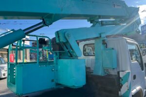 サムネイル: 平成21年式　エルフ15.7m屈伸式ブーム高所作業車　スチールバケット