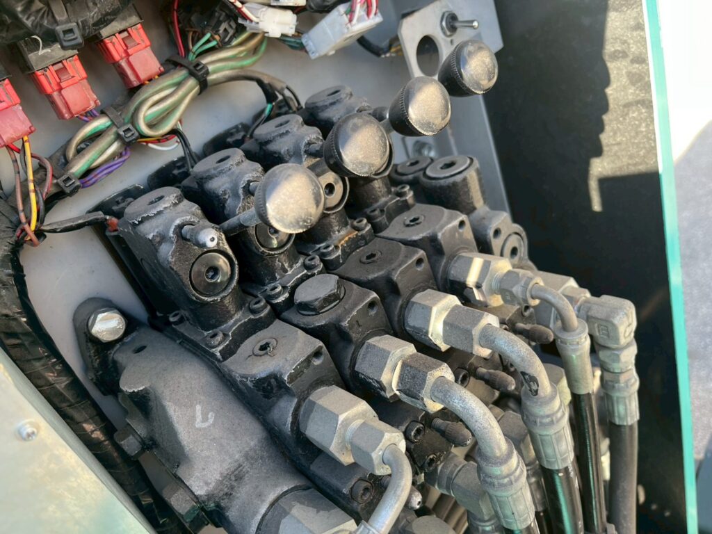 平成21年式　エルフ15.7m屈伸式ブーム高所作業車　スチールバケット