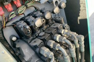 サムネイル: 平成21年式　エルフ15.7m屈伸式ブーム高所作業車　スチールバケット