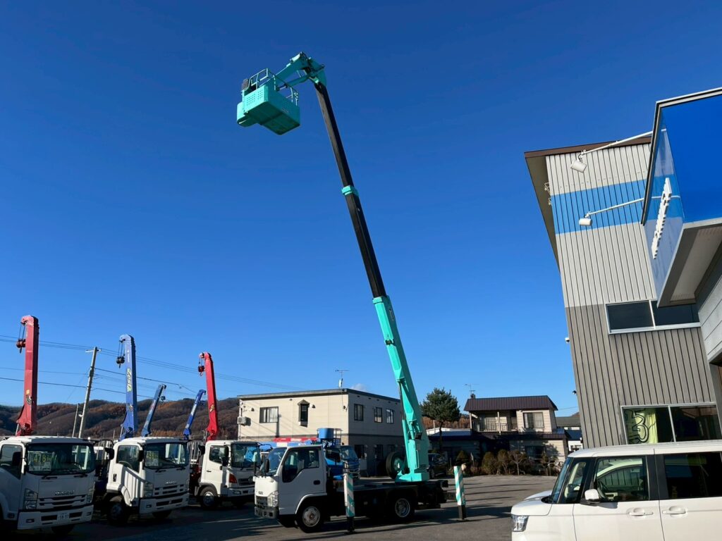平成21年式　エルフ15.7m屈伸式ブーム高所作業車　スチールバケット