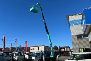 サムネイル: 平成21年式　エルフ15.7m屈伸式ブーム高所作業車　スチールバケット