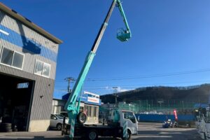サムネイル: 平成21年式　エルフ15.7m屈伸式ブーム高所作業車　スチールバケット