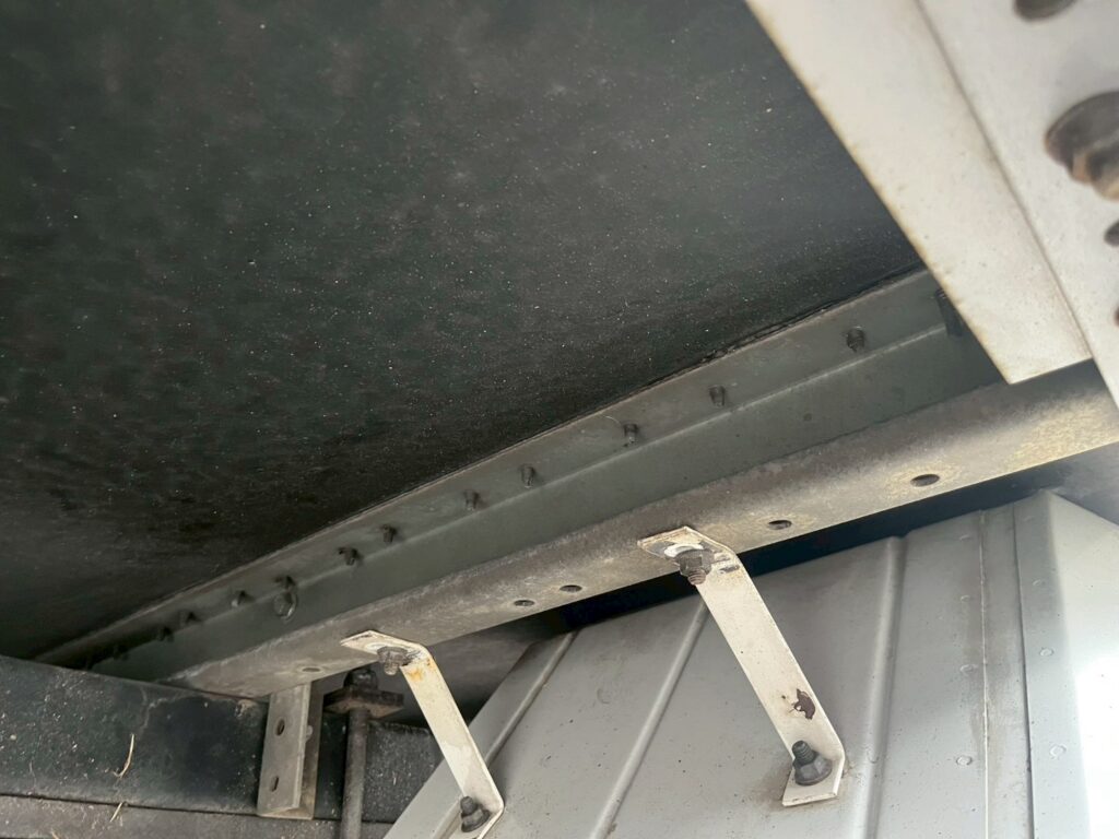 平成30年式デュトロアルミバン　４WD！　積載1850kg　