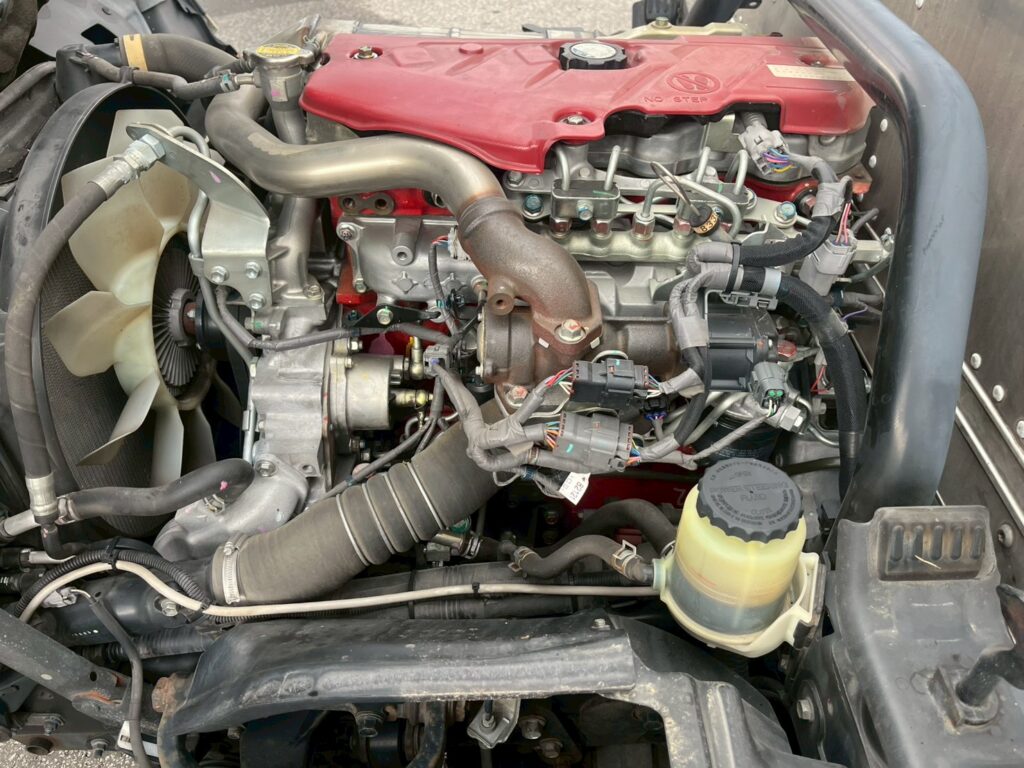 平成30年式デュトロアルミバン　４WD！　積載1850kg　