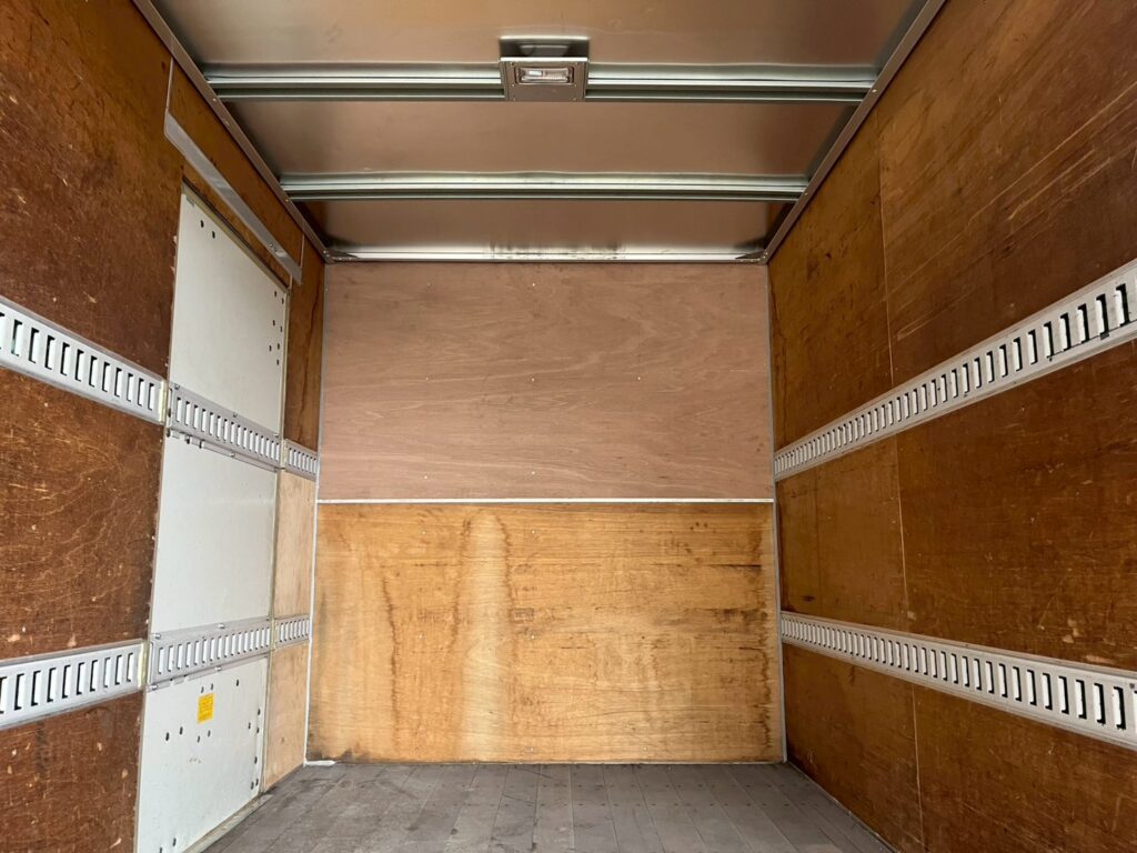 平成30年式デュトロアルミバン　４WD！　積載1850kg　