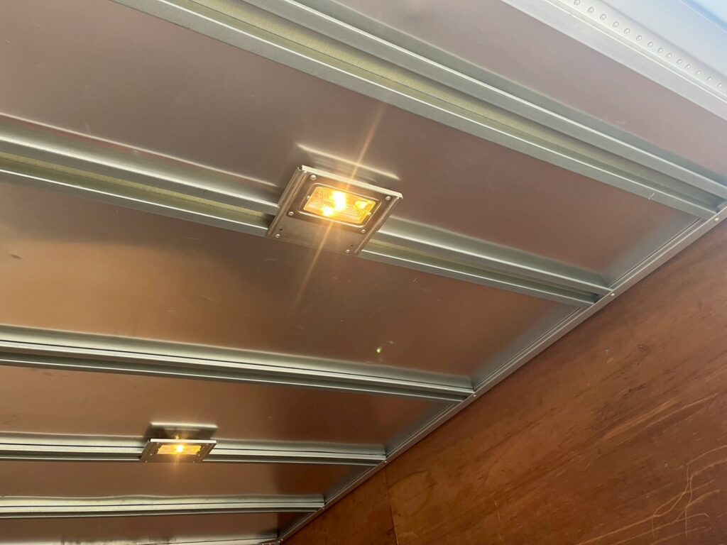 平成30年式デュトロアルミバン　４WD！　積載1850kg　