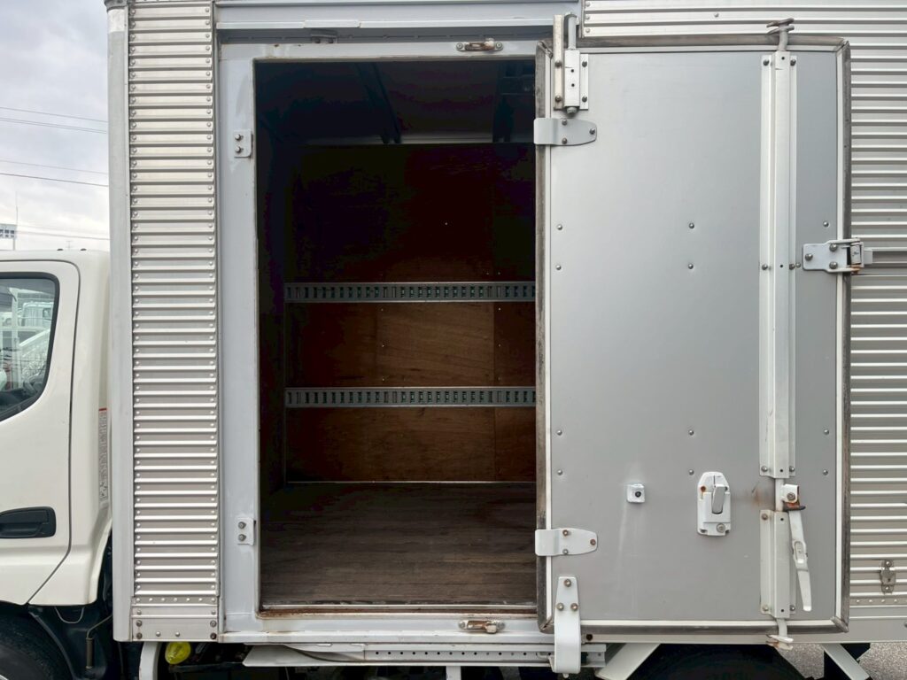 平成30年式デュトロアルミバン　４WD！　積載1850kg　