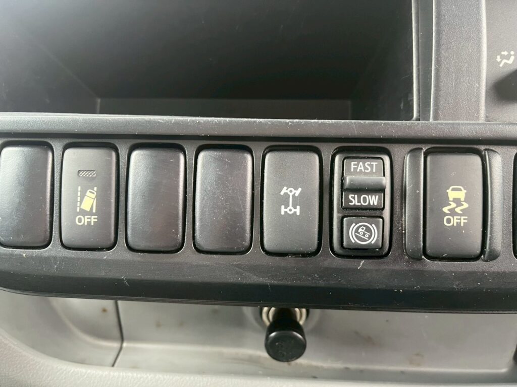 平成30年式デュトロアルミバン　４WD！　積載1850kg　