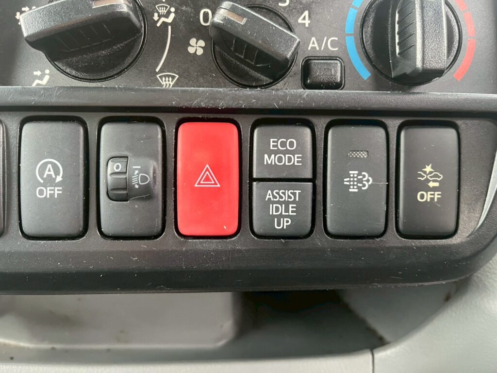 平成30年式デュトロアルミバン　４WD！　積載1850kg　