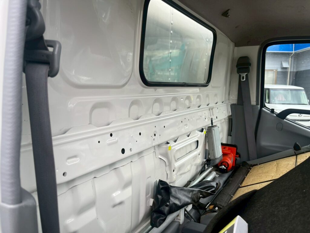 平成30年式デュトロアルミバン　４WD！　積載1850kg　