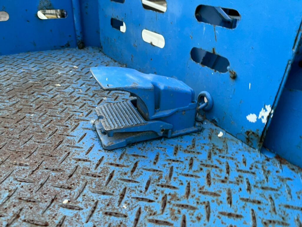 平成18年式エルフ12m高所作業車　スチールバケット