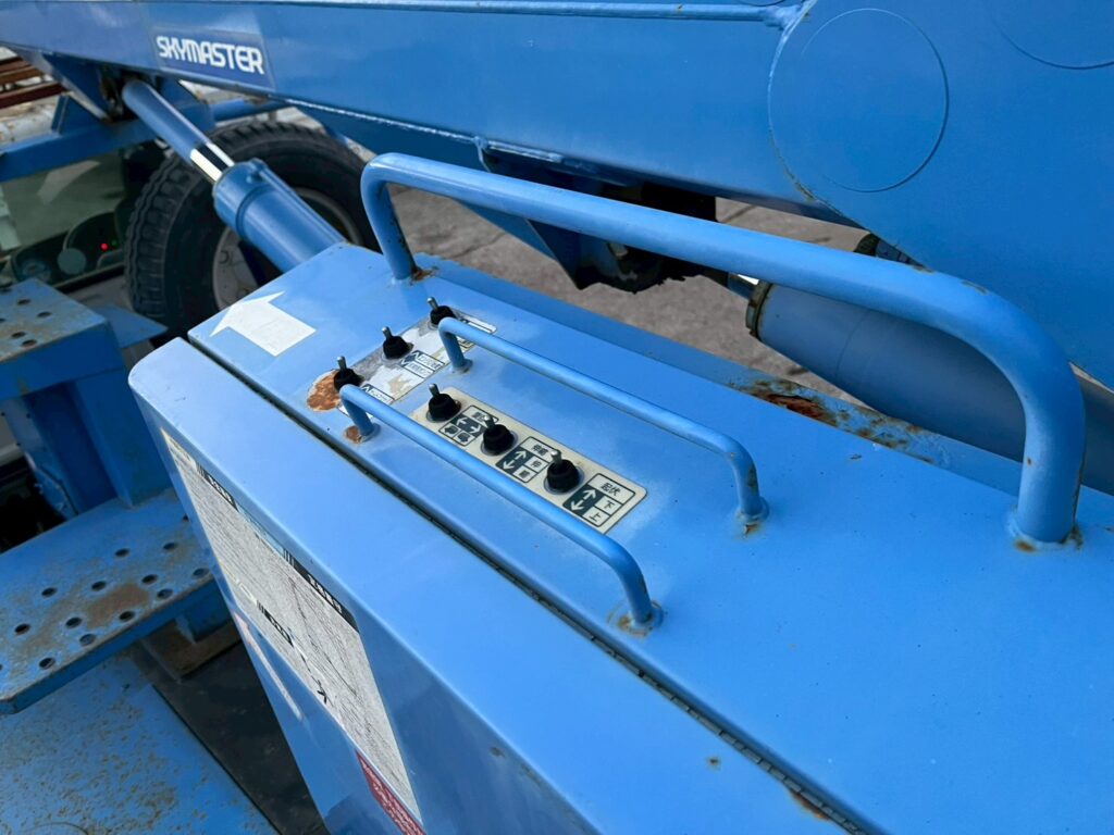 平成18年式エルフ12m高所作業車　スチールバケット