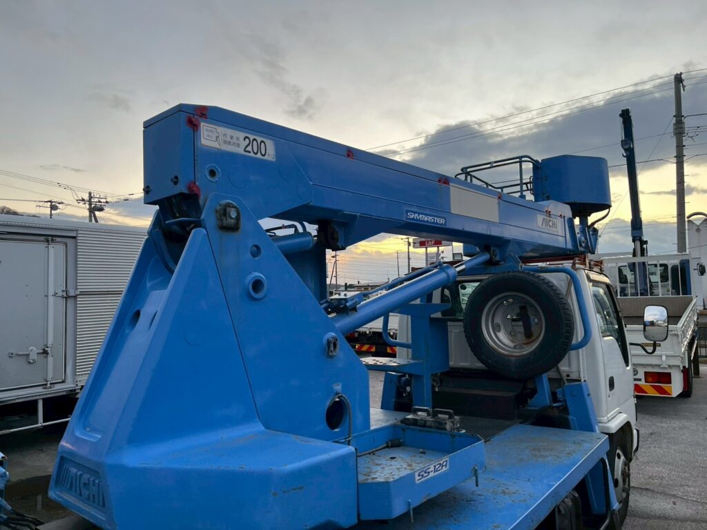 平成18年式エルフ12m高所作業車　スチールバケット