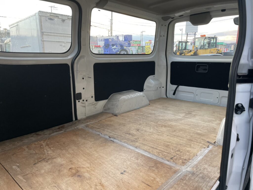 平成26年　NV350キャラバンバン 切替4WD オートマ 車検1年付