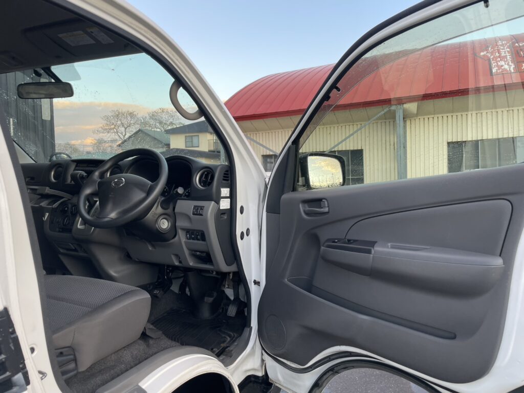 平成26年　NV350キャラバンバン 切替4WD オートマ 車検1年付