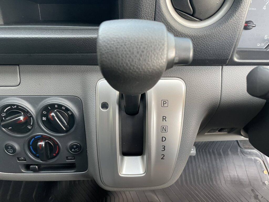 平成26年　NV350キャラバンバン 切替4WD オートマ 車検1年付