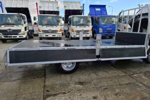 サムネイル: 平成24年　いすゞ　エルフ　２トン平ロング　４WD・５方開き（車検令和８年４月）