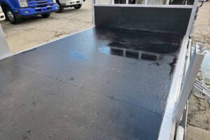 サムネイル: 平成24年　いすゞ　エルフ　２トン平ロング　４WD・５方開き（車検令和８年４月）